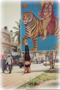 Read more about the article Bienfaits du Yoga : posture sur la tête